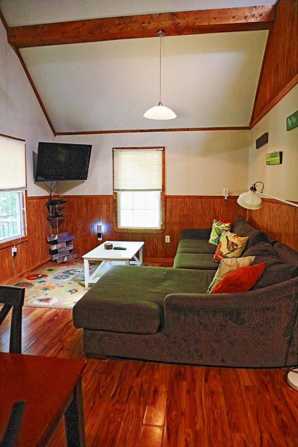 Our Private Wooded Cabin Chatham Buitenkant foto